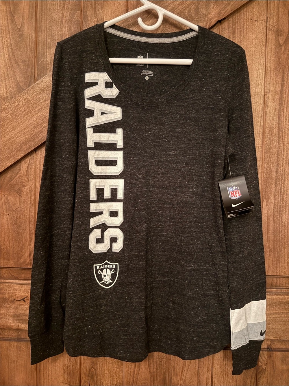 NFL Nike Raiders Women’s Black Long Sleeve Crew Neck Top with White/Grey Logo. L